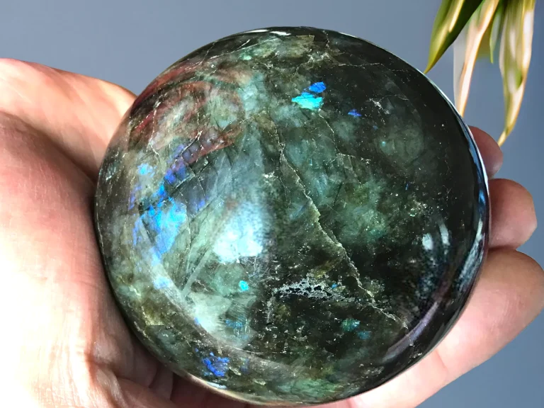 labradorit kaufen und die magische Aura des Regenbogensteins entdecken